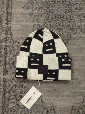  Acne Studios mössa - Säljer schyssta acne studios mössa. Priset är ej hugget i sten och skriv vid frågor och funderingar!🤩