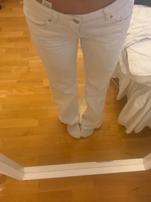 Zara jeans  - Snygga vita jeans från Zara mid/lowwaisted