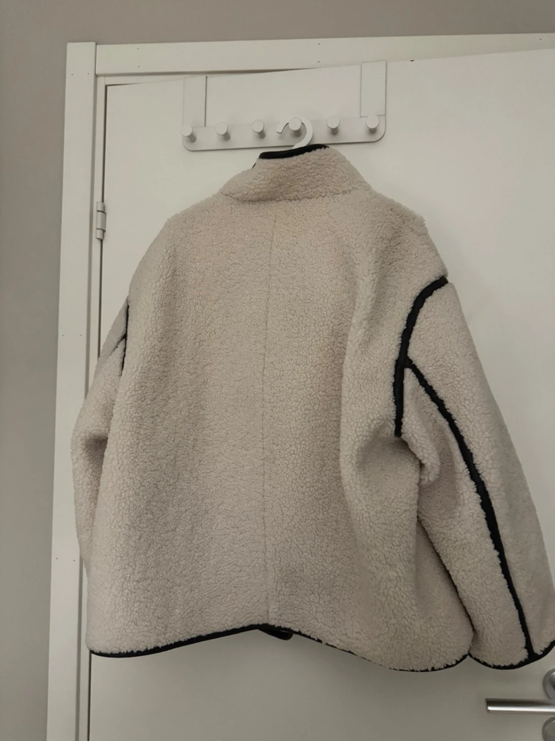 Beige teddyjacka från H&M med svarta detaljer - 2