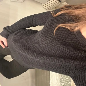 Svart virkad tröja  - Mysig svart virkad tröja från 157 i storlek XS. Tröjan har en klassisk rund halsringning och långärmad passform. Perfekt till höst och vinter när du vill ha något enkelt men ändå snyggt. Passar dig som gillar en basic och tidlös stil.