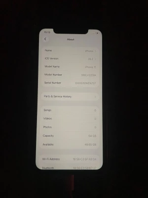 iPhone 11 64GB (Product Red) - iPhone 11 i färgen Product Red med 64GB lagring. Telefonen har en sprucken baksida, samt batterihälsa på 74% . iOS 26.2 installerat. Fungerar helt annars felfritt. Perfekt för dig som söker en telefon billigt. Säljs i okej skick.