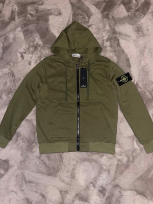Mörk grön stone island hoodie - Helt ny mörk grön stone island hoodie med tag och påse . 