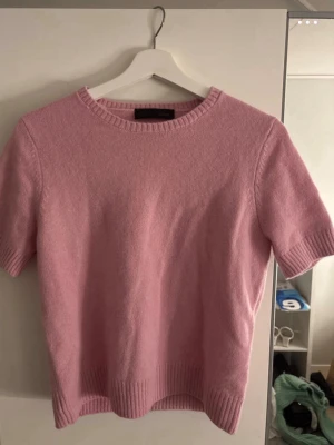 Ljusrosa stickad tshirt - Säljer min rosa stickade tshirt från Zara