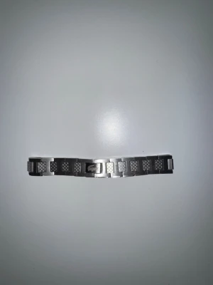 Lacoste armband - Helt ny och aldrig använd Lacoste armband i färgen grå. Fett snygg att ha på vid många tillfällen och passar många!