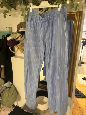 Linnebyxor blåa - Blåa linnebyxor från LINDEX i bomull. Storlek M. Så sköna och snygga till sommaren. 