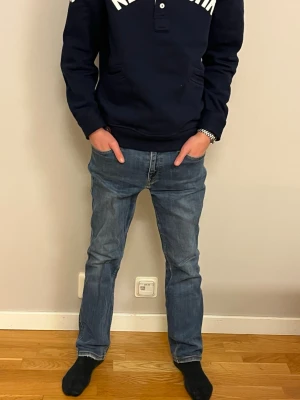 Lee Marion Straight blå jeans W29 L31 - Hej. Säljer ett par klassiska blå Lee Marion Straight jeans i rak modell. Jeansen har normal passform, fem fickor och snygga kontrastsömmar. Tillverkade i slitstarkt bomullstyg och perfekta för dig som gillar en tidlös look. Det är lite slitet på byxkanten. Vid frågor är det bara att skriva. Priset är inte helt fast