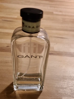 GANT herrparfym klassisk design - Stilren parfym från GANT med tydlig USA-inspiration. Perfekt för dig som gillar klassiska och sportiga vibbar. Flaskans design ger en exklusiv känsla och passar dig som vill sticka ut..men det är  inte 100ml det är 15ml nu typ
