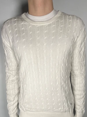 Kabelstickad J.Lindeberg tröja - Säljer en riktigt snygg och trendig Kabelstickad J.Lindeberg tröja i fint skick, storlek L men sitter som M, vid frågor är det bara att skriva //Gramenti