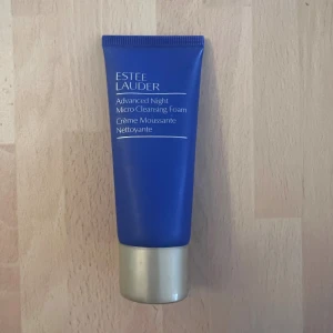 Estee Lauder Advanced Night rengöringsskum - Innehåller 30 ml Advanced Night Micro Cleansing Foam från Estee Lauder. Skummet är en krämig rengöring som används på kvällen för att ta bort smink och orenheter. Tuben är smidig att ta med.