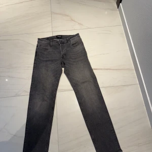 Jack & Jones jeans - Grå färgade Jack & Jones Jeans som är oanvända och därför i utmärkt skick