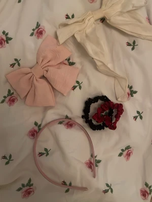 Olika håracessåarer  - Bilderna visar håraccessoarer som rosetter, scrunchies och ett diadem i olika färger. Allt kostar 10kr st, allt för 30kr 😊