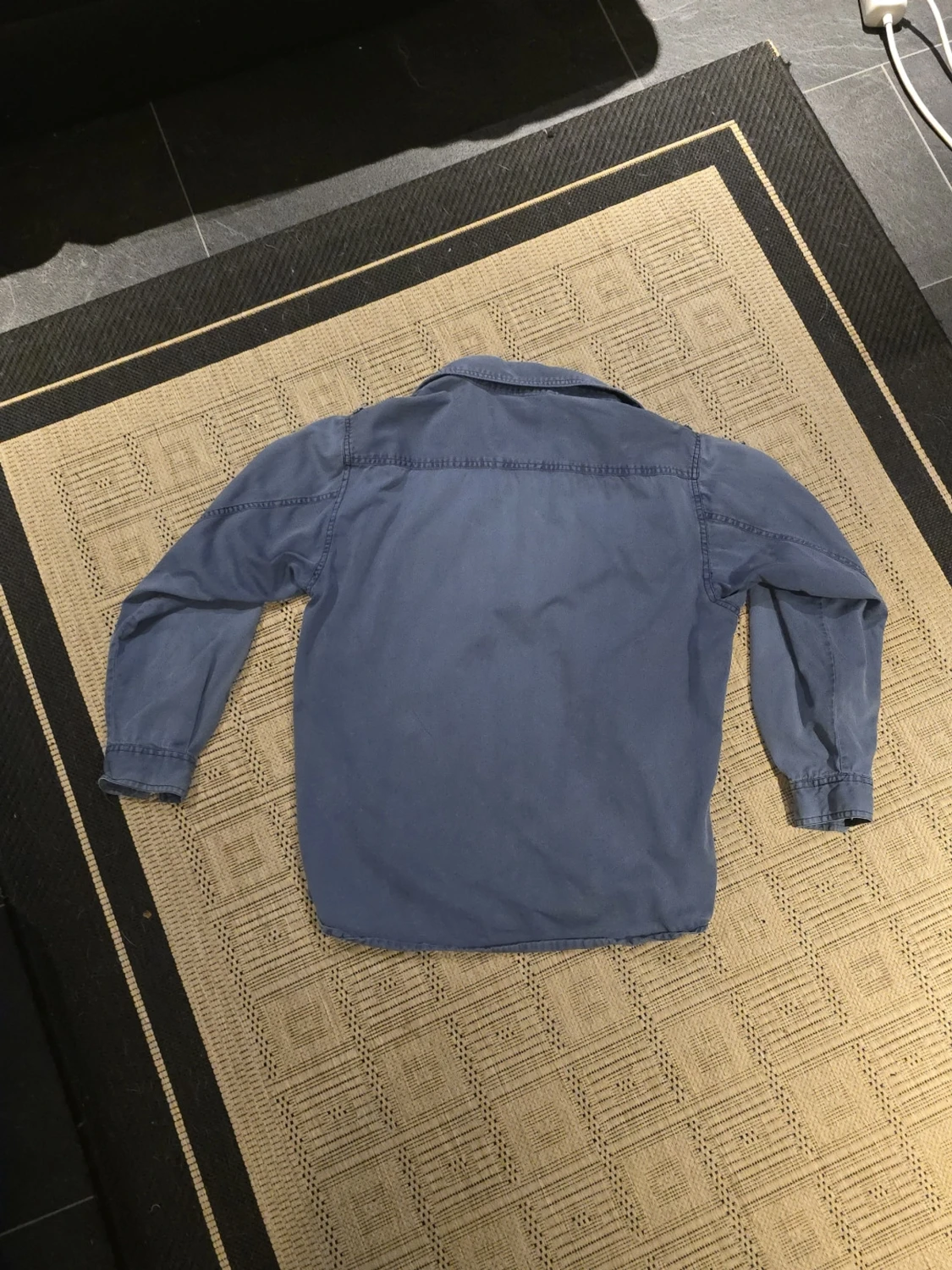 Blå skjorta med fickor och knappar - 1