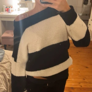 Stickad tröja - Mysig stickad tröja som passar perfekt inför hösten och vintern☺️Nyskick!