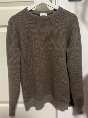 kashmirtröja John Henric - Snygg brun tröja från John Henric i 100% kashmir. Tröjan är i mycket gott skick och sparsamt använd. Hör av dig vid frågor och funderingar! MVH