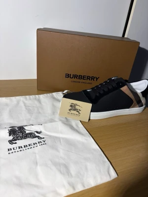Burberry skor  - Snygga svarta skor från burberry i storlek 43. Aldrig använda skriv vid funderingar, fraktar inom 24h ✅