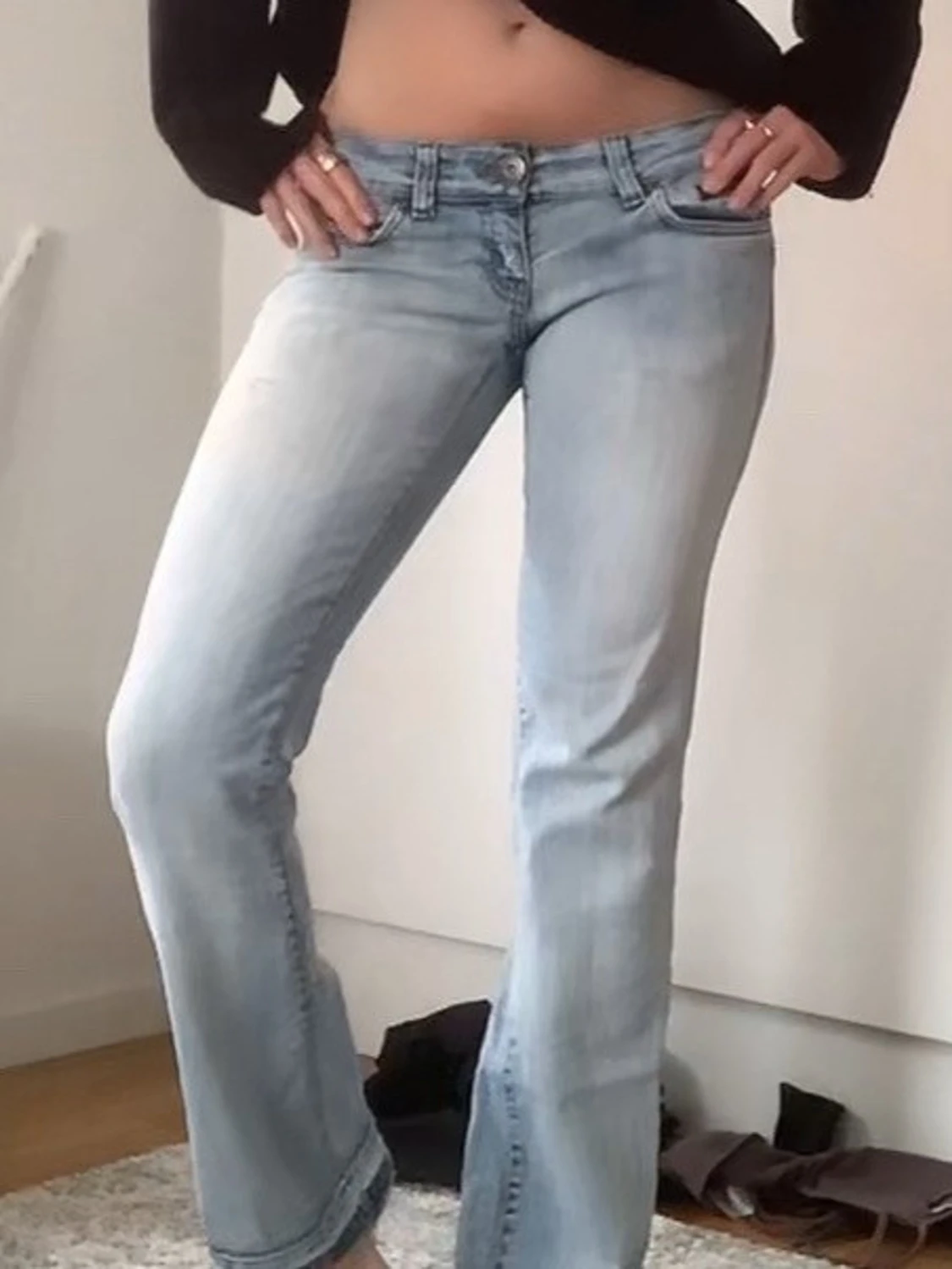 ljusblå bootcut jeans - 1