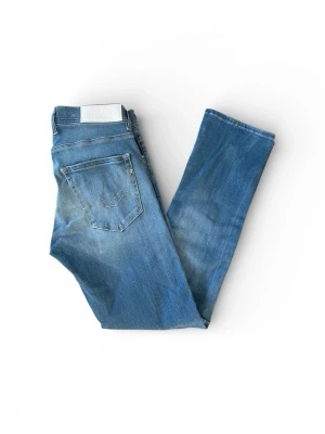 Ljusblå Replay Grover jeans W28 L30 - Jag säljer dom här riktigt snygga Replay Grover jeansen som är i storlek W28 L30. De är bara använda nån enstaka gång så dom är som nya. Tveka inte att höra av er!                                          Mått: Längd=99cm. Midja=37cm