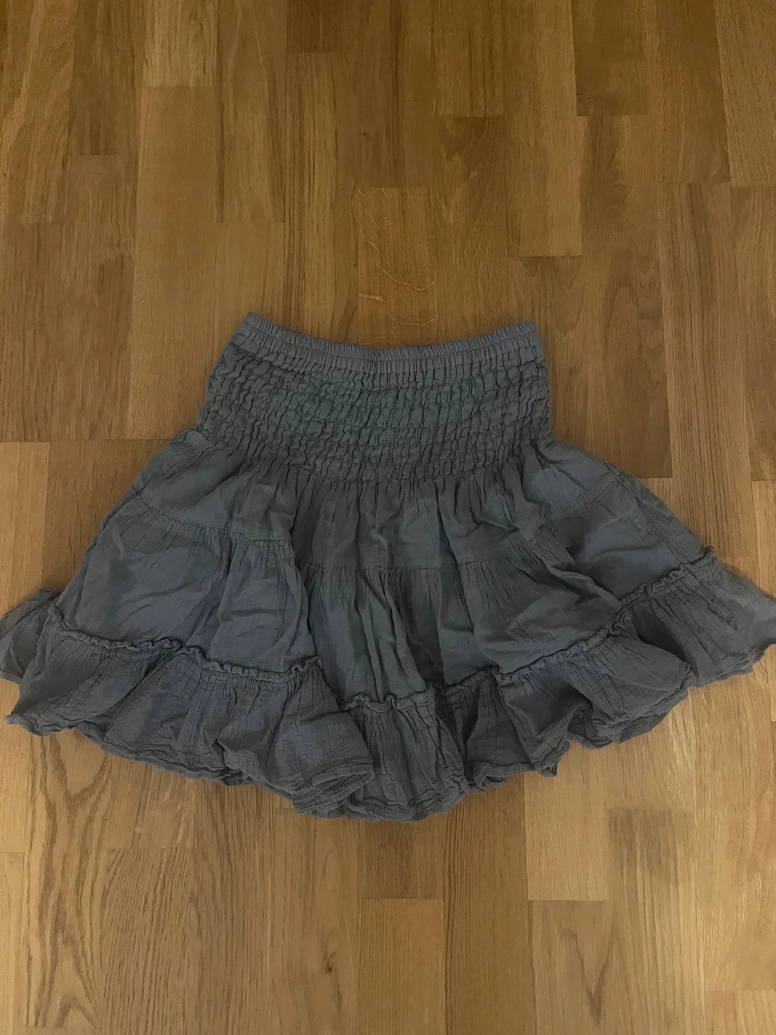 Grå volangkjol med smock