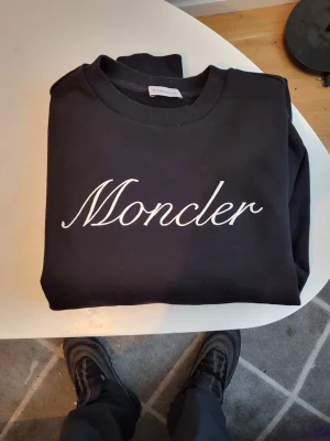 Svart sweatshirt från Moncler, M - Orginal sweatshirt från Moncler I nyskick. Storlek M. Bekväm och skön
