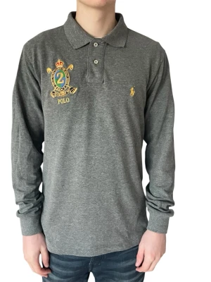 Grå långärmad pikétröja från Polo Ralph Lauren - M - Jag säljer den här riktigt snygga långärmade pikétröjan från Polo Ralph Lauren i storlek M. Den är i fint skick utan skador och defekter. Nypris ligger på 2000kr och jag säljer den hör för 499kr. Tveka inte att höra av er!