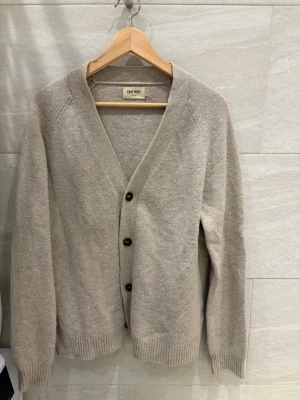 Ljus kofta från Brothers - Säljer min ljusa kofta från brothers då den inte använd. Den är använd fåtal gånger och i väldigt bra skick.  Storlek medium.  Tveka inte över att höra av dig om du har något frågor.