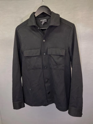 Overshirt S HM - Tja! Säljer en skitsnygg overshirt från hm! Size S. Modellen är 179, passar perfekt! Materialet är jätteskönt! Grym passform! Passar 175-181cm ca! Hör av dig vid minsta fundering 🤩🤝