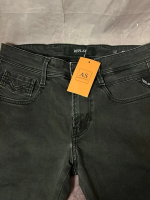 Helt nya replay anbass jeans  - Mycket fint skick | Size 30/32  | fraktar spårbart inom 24 timmar | för att köpa klicka ”köp nu” | vid frågor eller funderingar skriv en meddelande | följare får bättre rabatter🙌
