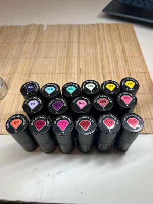 17 st Semilac Gellack - Säljer alla 17 st Semilac Gellack för 550 kr eller 50 kr styck (vid köp av minst 5 st) nypris 135 kr. Det är olika mängd i alla. Färgerna går att kolla på hemsidan eller så kan jag skicka bild på specifika färger.