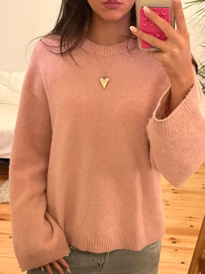 Ljusrosa stickad tröja från ARKET - Originalpris 990kr💞 Supermysig ljusrosa stickad tröja från ARKET i storlek XS. Tröjan har en relaxed fit med breda ärmar och ribbade muddar. Materialet är en mjuk mix av polyester, alpacka och ull som känns riktigt skönt mot huden. Perfekt för kyliga dagar!