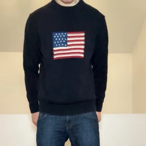 Gant USA tröja  - Säljer en lite tjockare stickad tröja från gant med USa logga!! Tröjan är lite tjockare och passar därav perfekt nu till vintern. Den är i strl L men skulle säga den sitter som en M, hör gärna av er vid frågor er funderingar!!