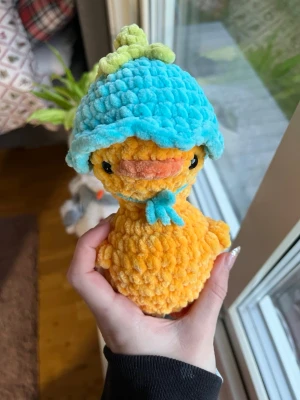 Virkad anka med blå blomhatt  - Supersöt gul anka med blomhatt.💙  OBS:  !Dessa innehåller säkerhetsögon som inte rekommenderas för barn under 3 år!