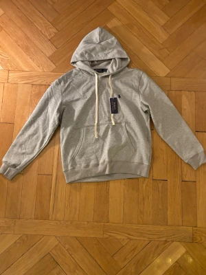 Ralph lauren Hoodie - En helt ny Ralph lauren hoodie utan defekter i storlek small. Hoodien är i perfekt skick och  priset är diskuterbart vid snabbaffär! Hör av vid funderingar!