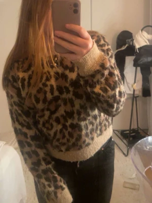 Leopard mönstrad tröja - En fin leopardmönstrad stickat tröja🫰🏼
