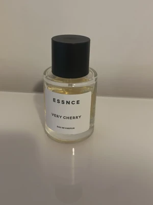 ESSNCE Very Cherry Eau de Parfum - Upptäck ESSNCE Very Cherry Eau de Parfum – en modern parfym med stilren design. Perfekt för dig som vill sticka ut och addera en fräsch touch till din vardag. Volym och ingredienser framgår ej på flaskan.