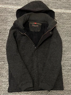 Fodrad ull cardigan / jacka - Sjukt snygg fodrad cardigan/ höstjacka med luva, perfekt nu mot hösten och vintern. Ullblandning, varm och skön. Luvan är även avtagbar. Bra skick. Skriv vid minsta intresse, pris kan diskuteras vid smidig affär😀