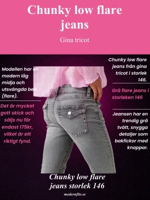 Chunky low flare jeans Gina Tricot grå - Chunky low flare jeans från Gina Tricot i storlek 146. Snygg grå tvätt, låg midja och utsvängda ben. Bakfickor med knappar ger extra detaljerad look. Perfekta för dig som gillar trendiga jeans med lite edge.