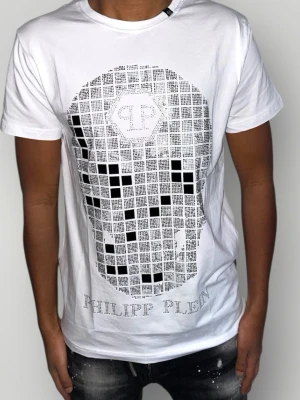 Philipp Plein tshirt strl S - vit  - Helt ny. Fin replika med hög kvalitét. Storlek: S pris: 949kr. Först till kvarn. Skickas direkt inom 24h