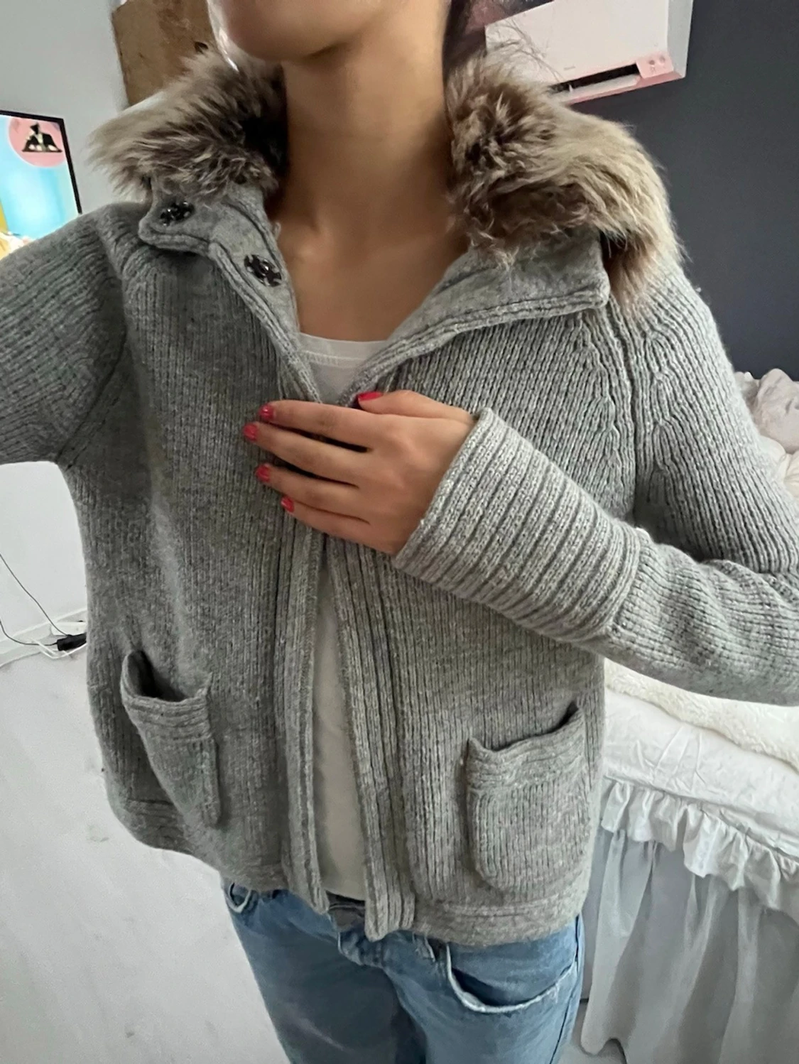 Grå stickad jacka med fuskpäls