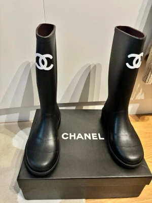 Svarta stövlar  - Lådan och påsen ingår