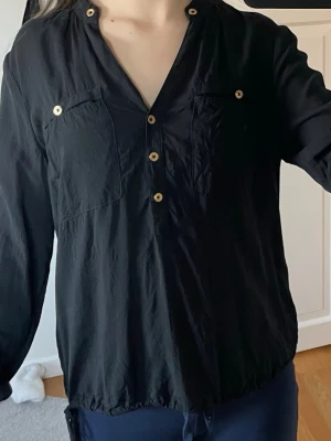 Svart blus - Säljer denna svarta blus. Den är i väldigt bra skick! 