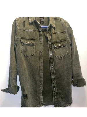 Snygg Overshirt / Jacka - Inköpt på Zara, säljs inte längre. Snygga detaljer på fram och baksida. Endast använd 1 gång