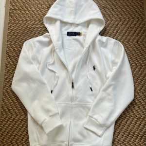 Vit hoodie från Polo Ralph Lauren - Vit hoodie från Polo Ralph Lauren i storlek S