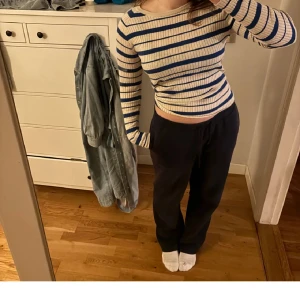 Randig ribbad långärmad tröja - Säljer en ribbad långärmad tröja från H&M med vita och blå ränder. 