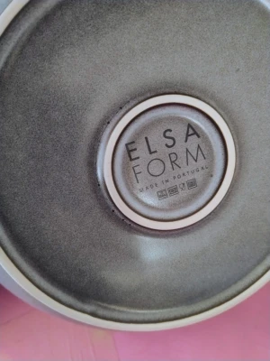 Grå skål från Elsaform - Två stilrena grå skålar från Elsaform, tillverkade i Portugal. Skålarna har en rund form och en matt, lite stengodsaktig yta som ger en modern vibe. Perfekta till frukost, snacks eller ramen. Säljes som par.