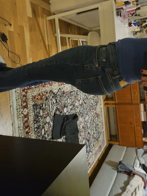 Lågmidjade bootcut jeans - Säljer ett par snygga bootcut jeans i blå kulör. .