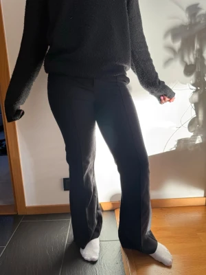 Kostymbyxor  - Svarta kostymbyxor från Gina Tricot i storlek S. Sjukt sköna och snygga, som passar till både vardagliga men också finare tillfällen. De är använda några gånger men är i ett bra skick!! 💞