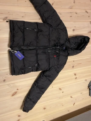 Raulph lauren jacka - Stilig jacka, ny, har ej prövat det för den passade inte mig. Medium strl.                                                 Går att pruta!!