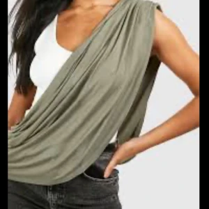 Maternity Nursing Shawl / breastfeeding scarf - New. Never used before. Versatile nursing scarf for discreet breastfeeding Soft jersey fabric for comfort Generous length for full coverage Easy to wear and adjust Stylish accessory that doubles as a fashion statement 60% cotton 40% polyester MACHINE WASHABLE.       Buy shipping label or pick it up from Farsta Centrum-stockholm