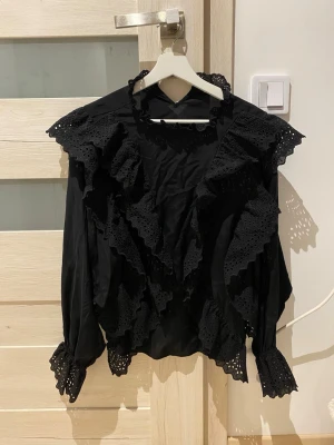 Volangblus - Söt volangblus från H&M. Mycket fint skick.