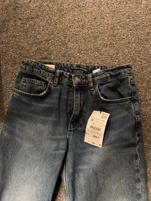 Jeans från Zara! - Helt nya jeans med lappen kvar, från Zara i slutsåld modell med låg midja.